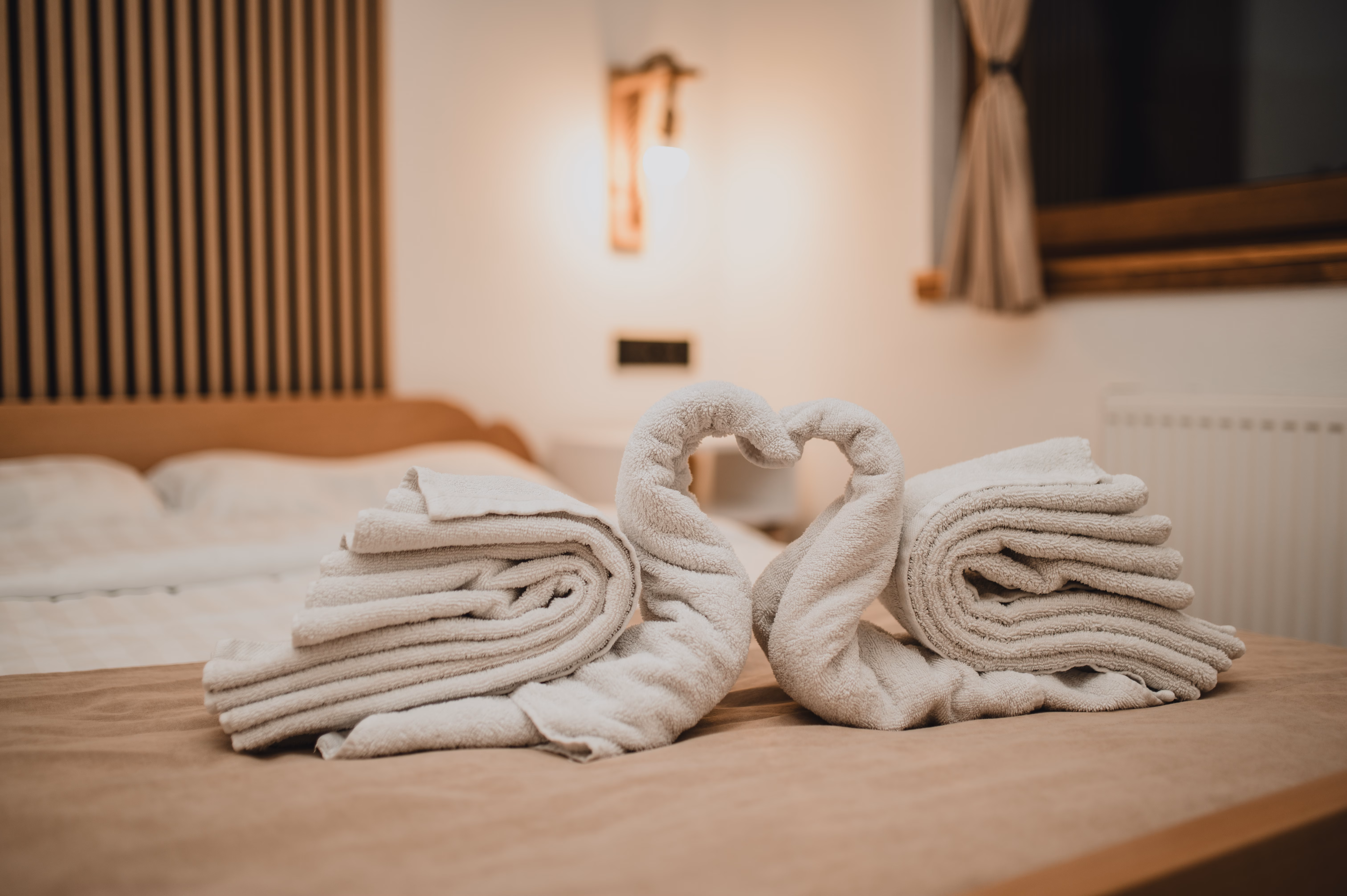 Udobna spavaća soba s dekorativnim labudovima od ručnika