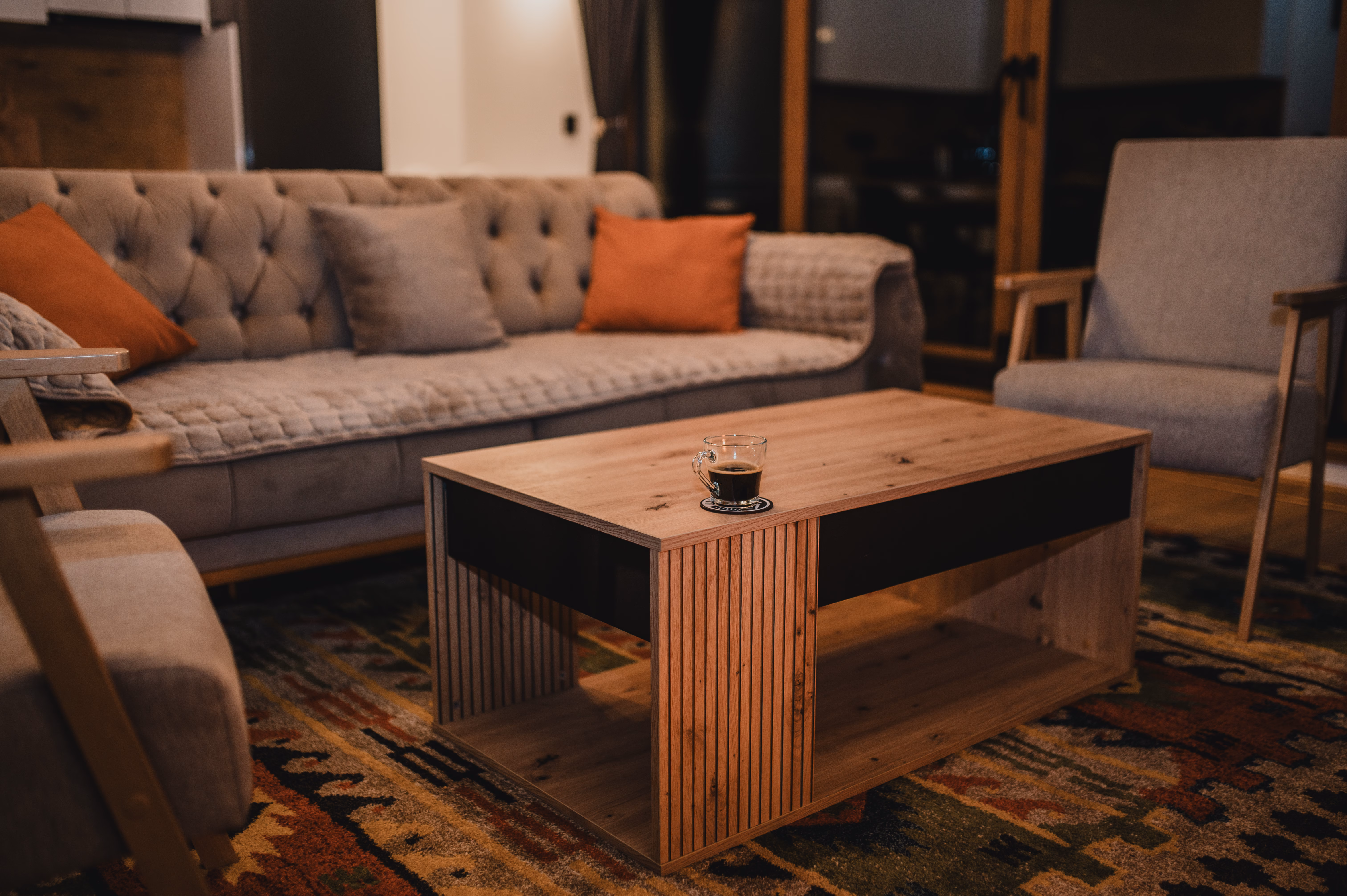 Moderni drveni stolić za kafu na šarenom tradicionalnom bosanskom tepihu