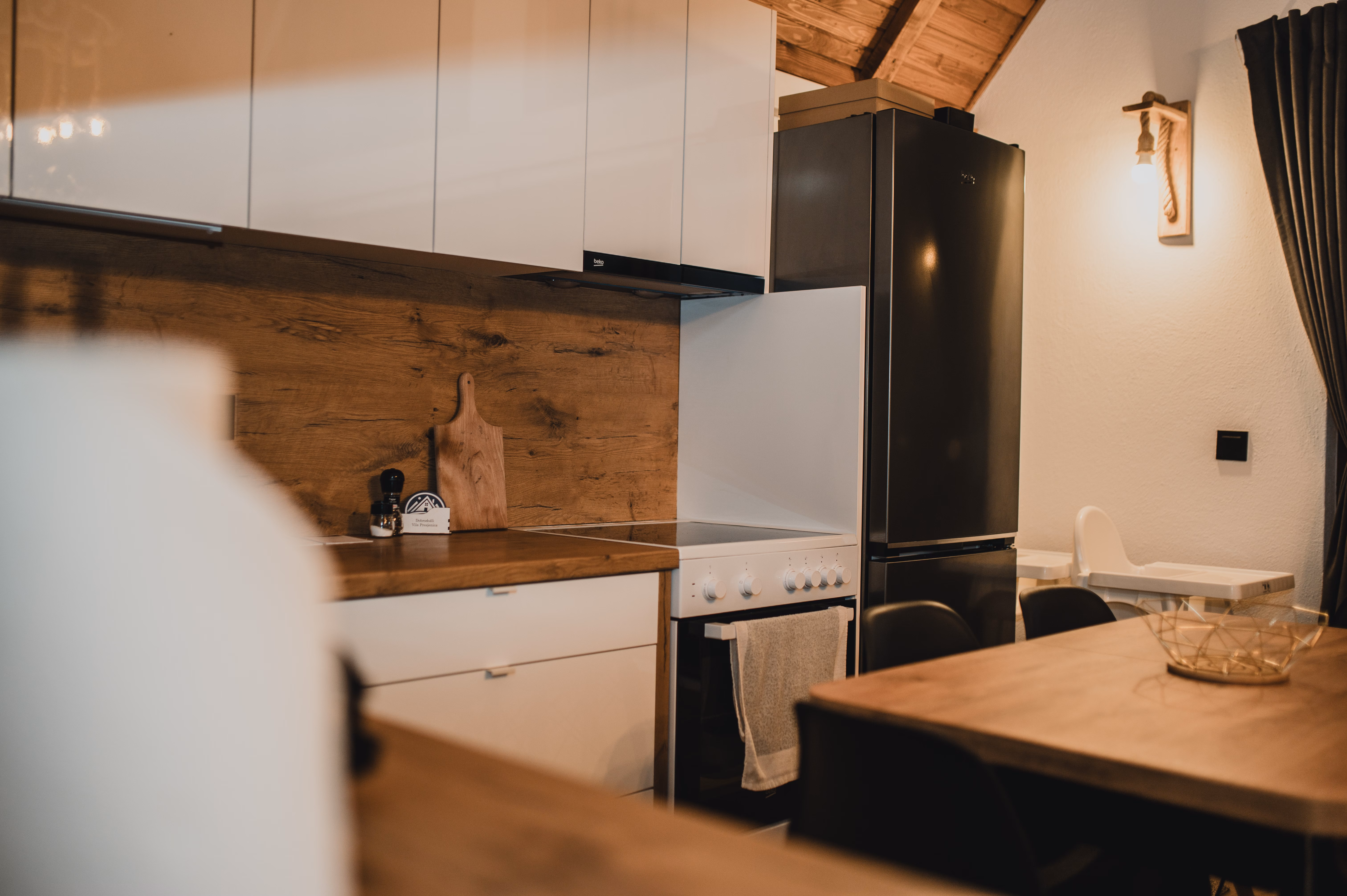 Moderna kuhinja s bijelim ormarićima i nehrđajućim aparatima