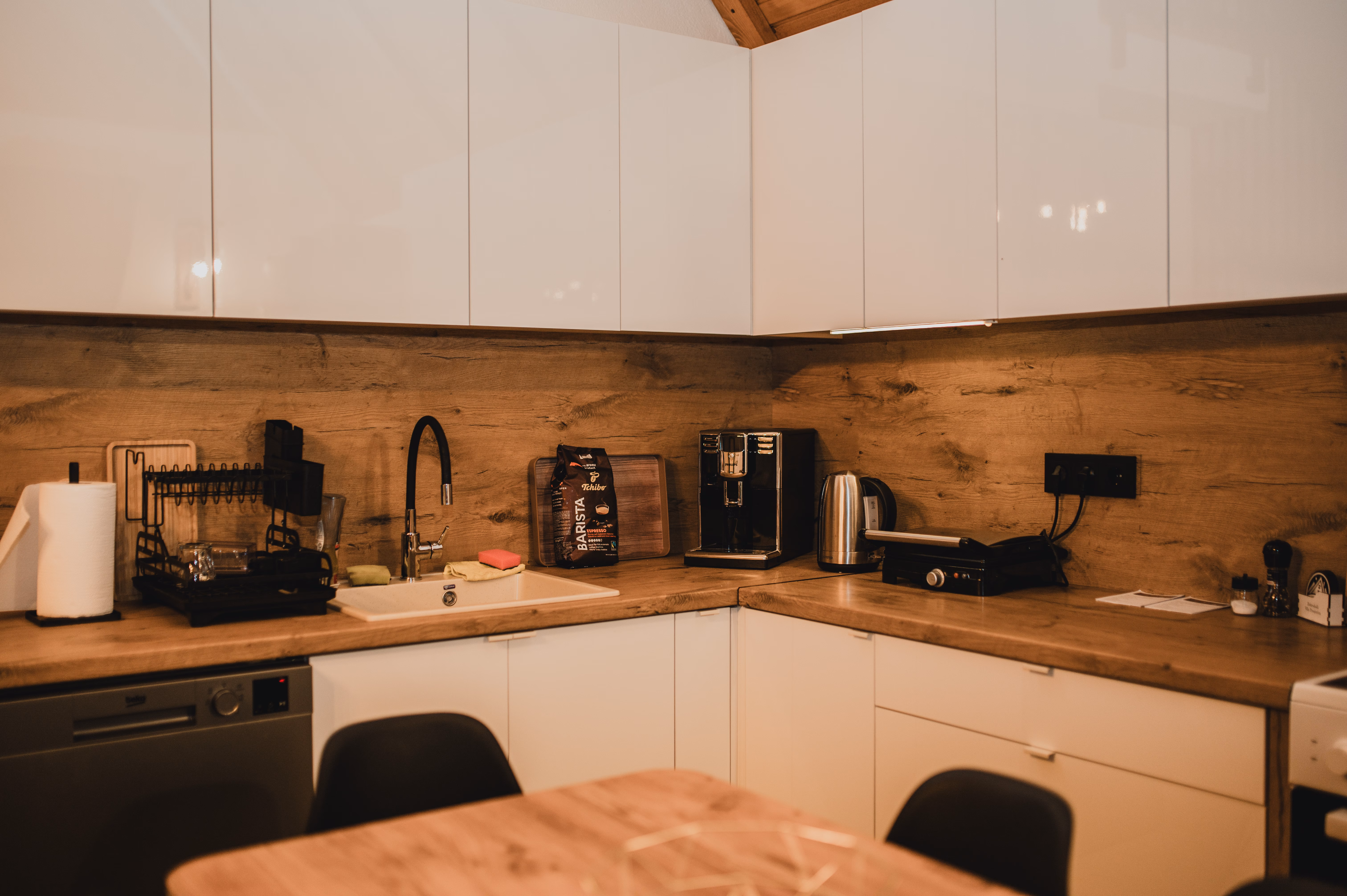 Kuhinja s aparatom za kafu, mašinom za suđe i modernim uređajima