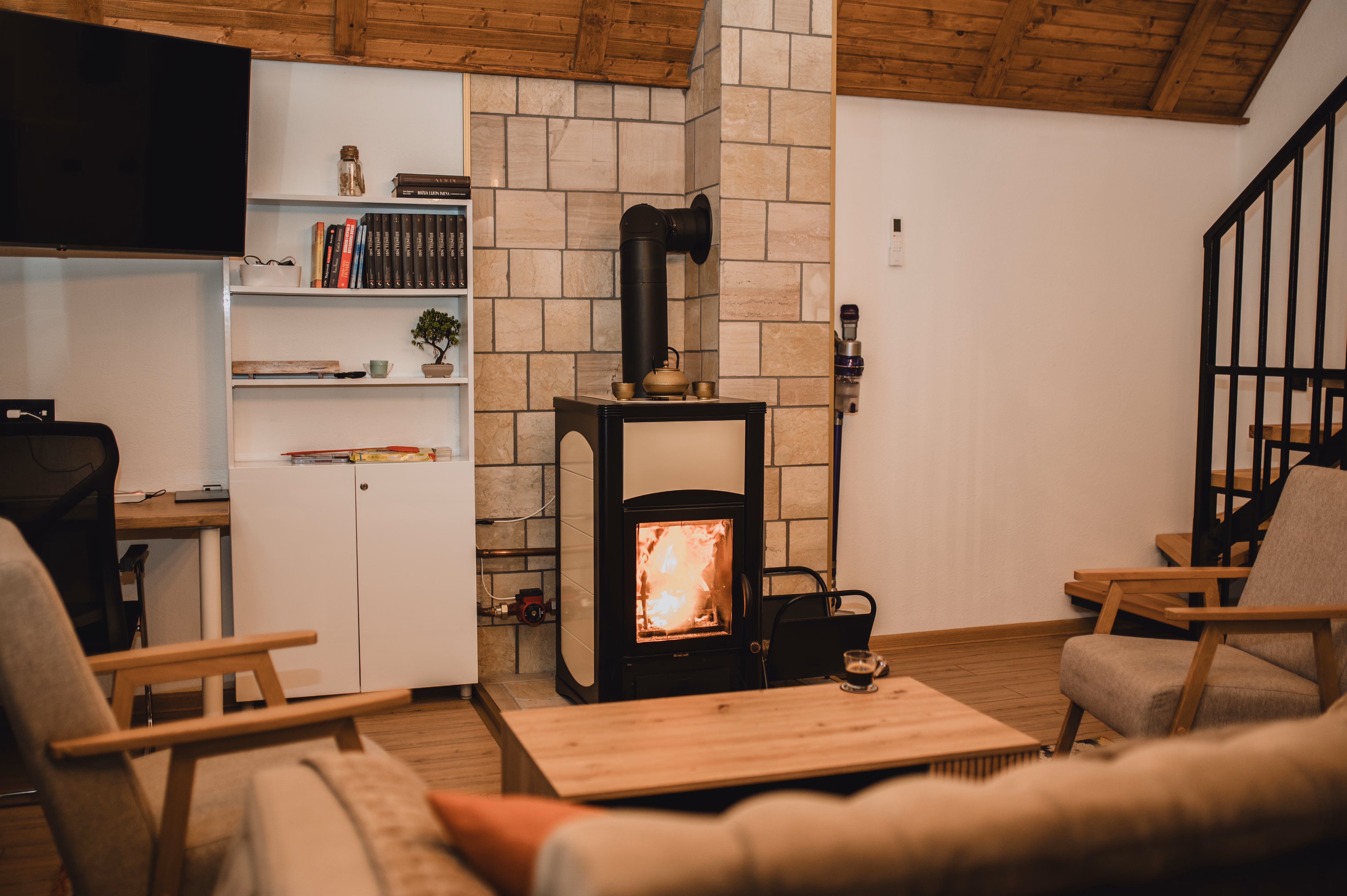 Dnevni boravak s kaminom, policom za knjige i stepenicama