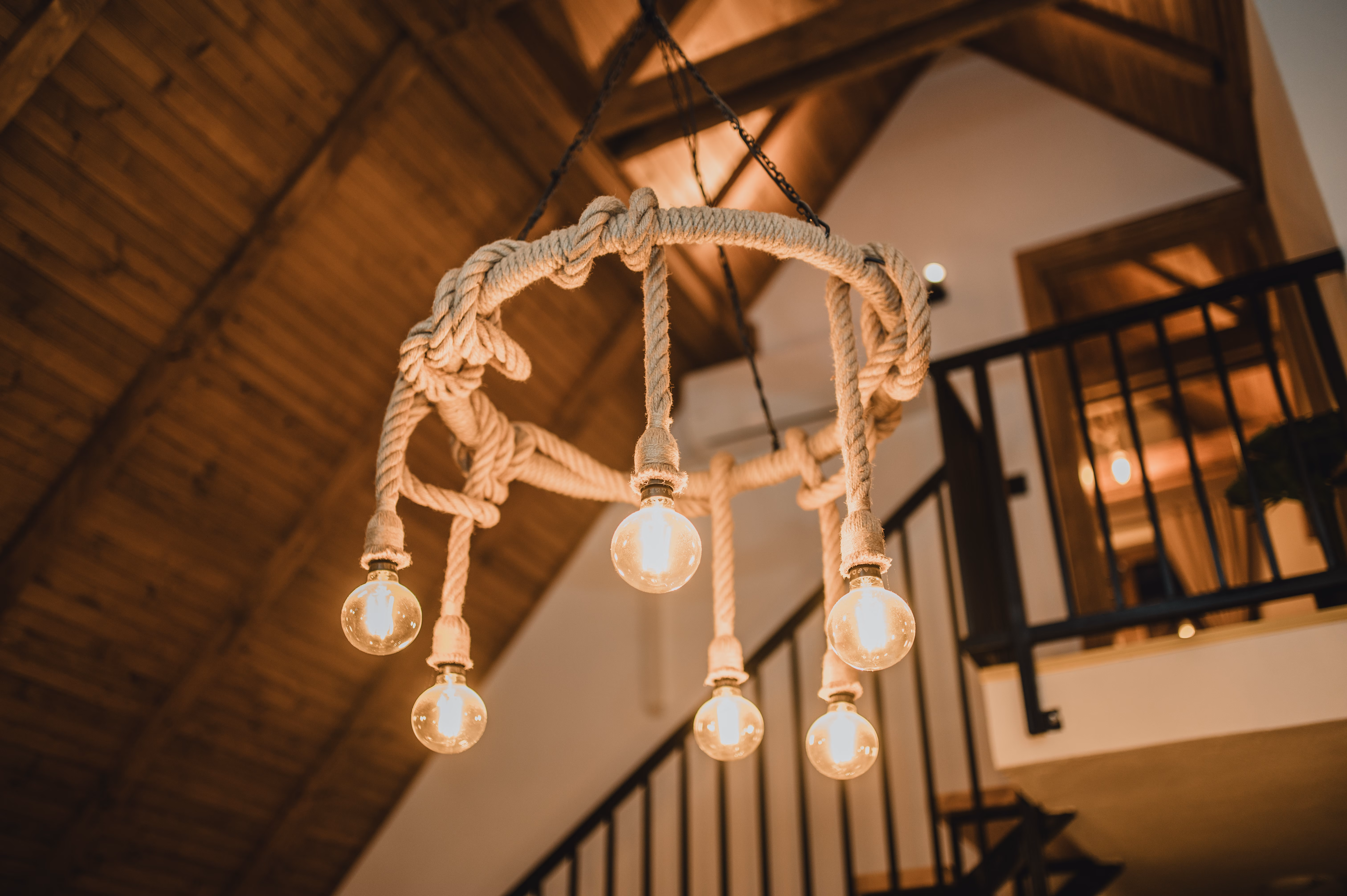 Rustikalni luster od užadi s Edison sijalicama