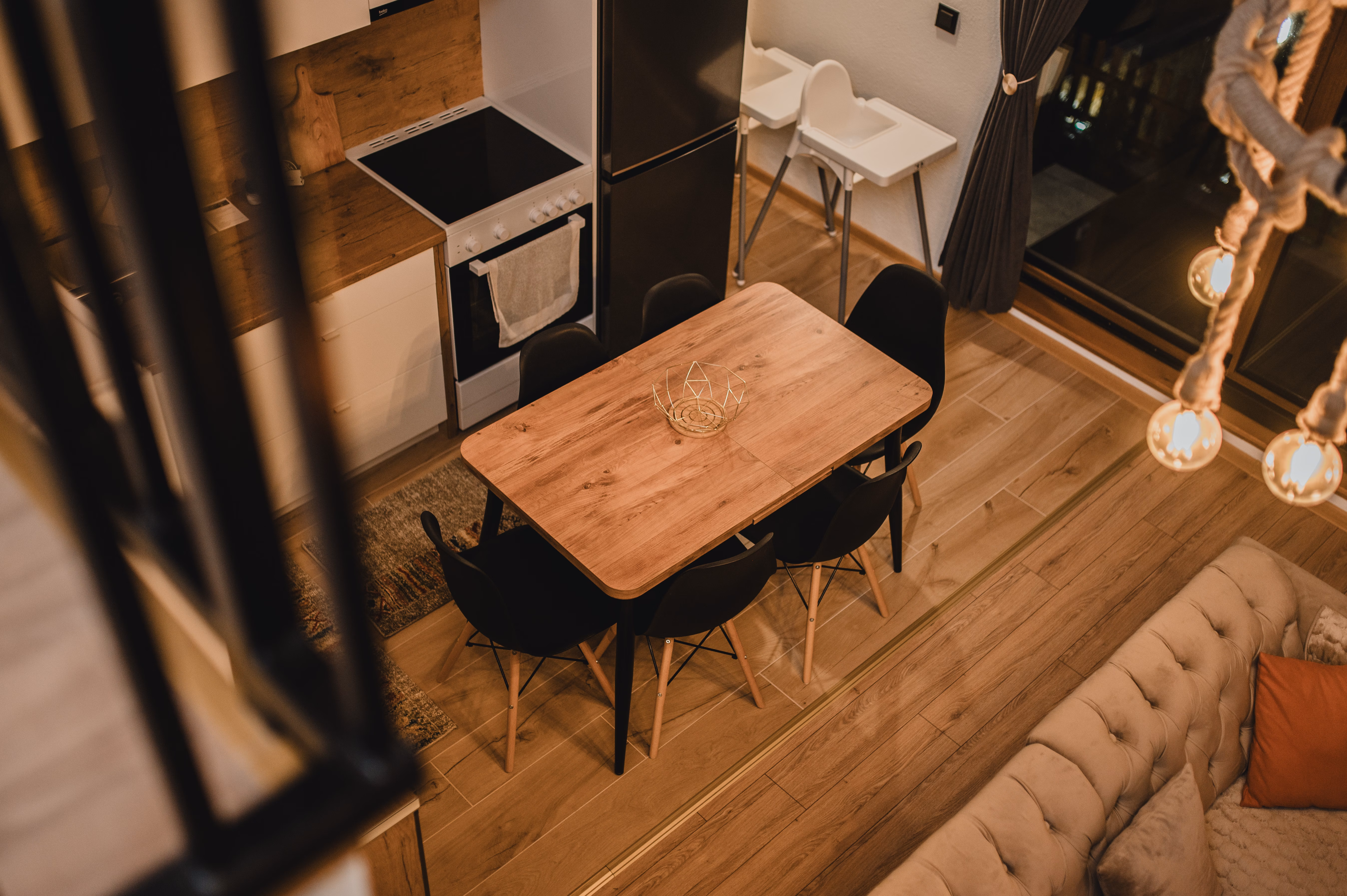 Pogled iz ptičije perspektive na blagovaonicu i dnevni prostor s galerije