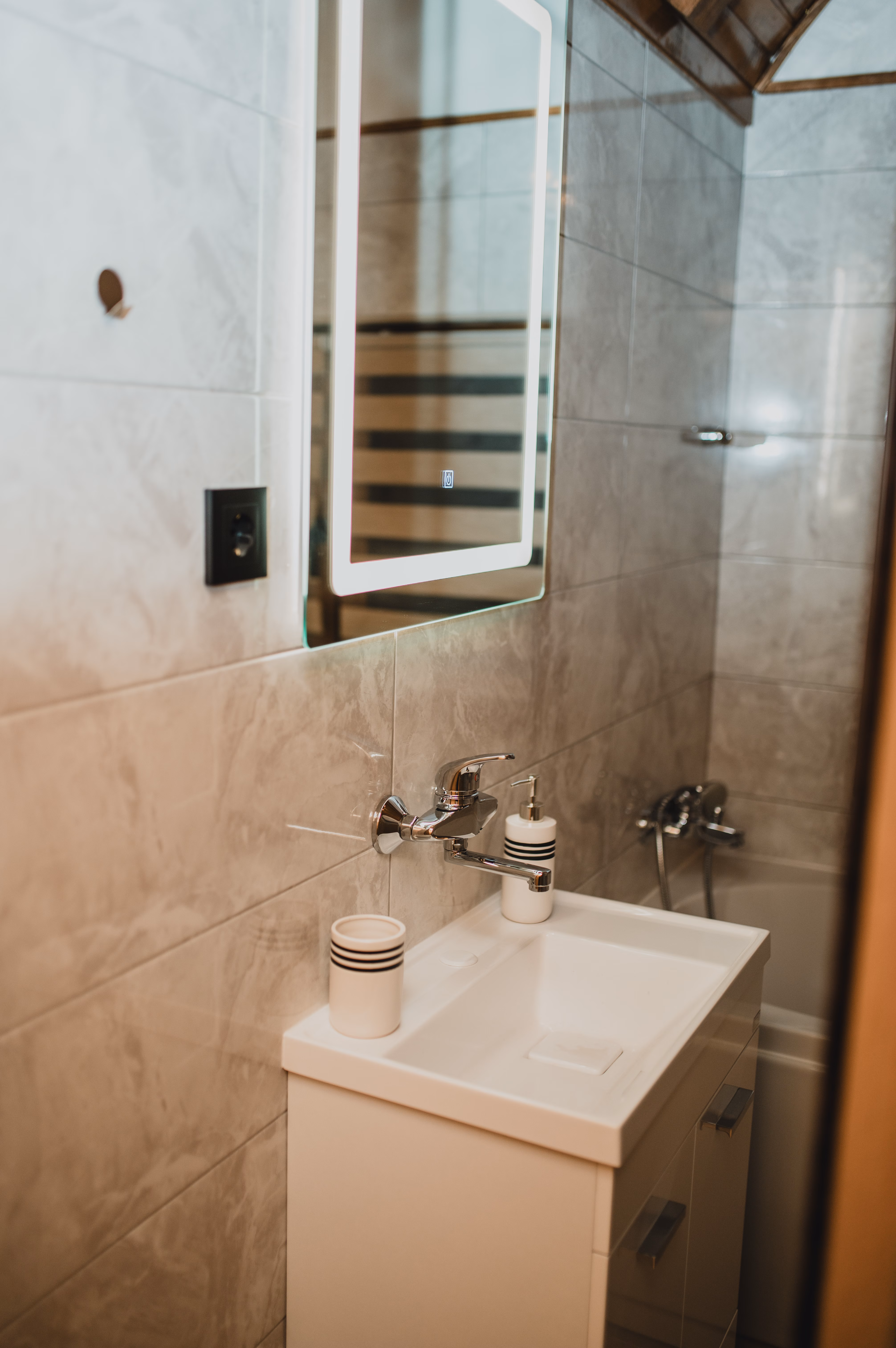 Moderno kupatilo s LED-osvijetljenim ogledalom i tuš kabinom