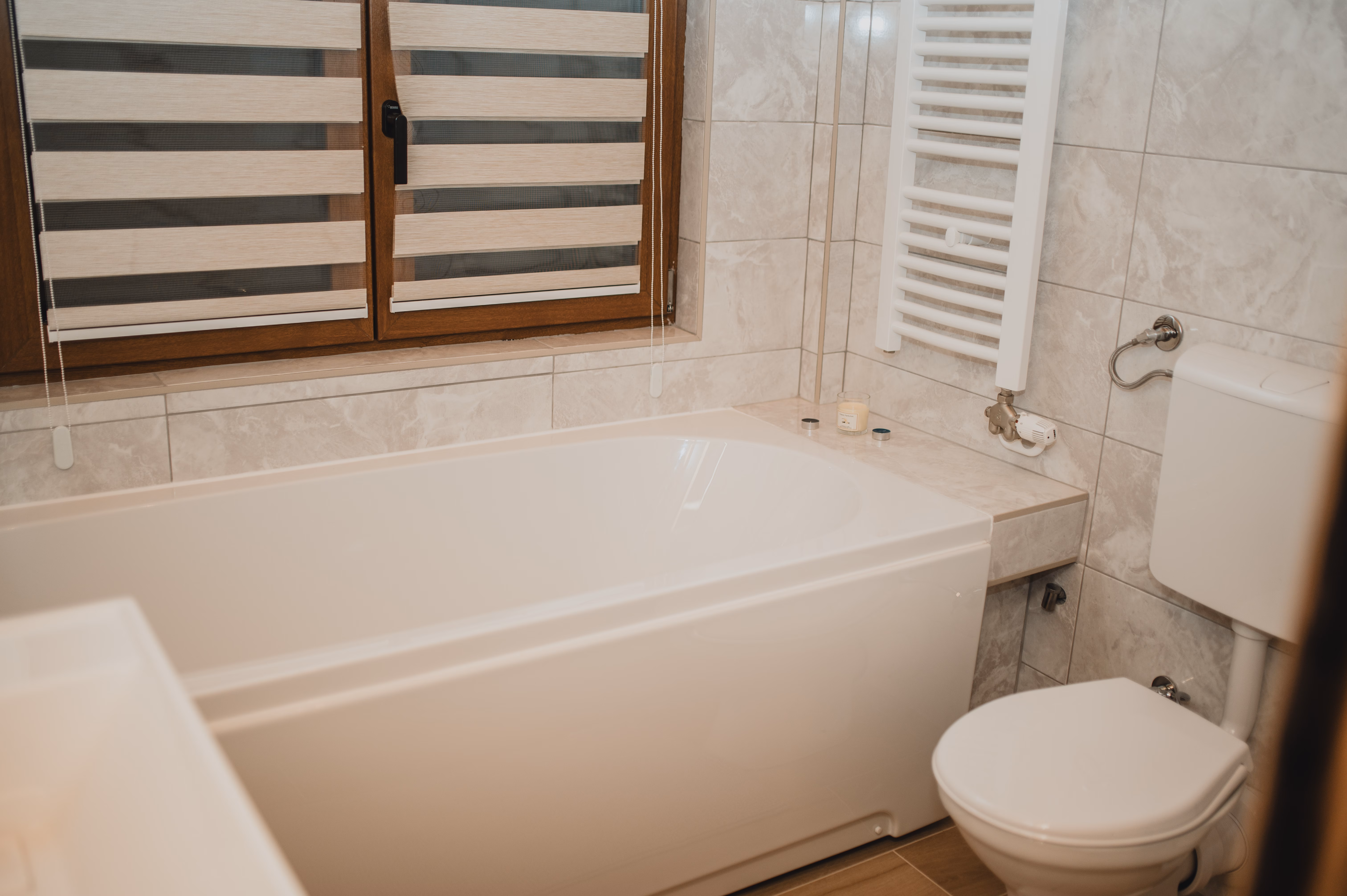 Kupatilo s kadom, grijanim držačem za ručnike i prirodnim svjetlom