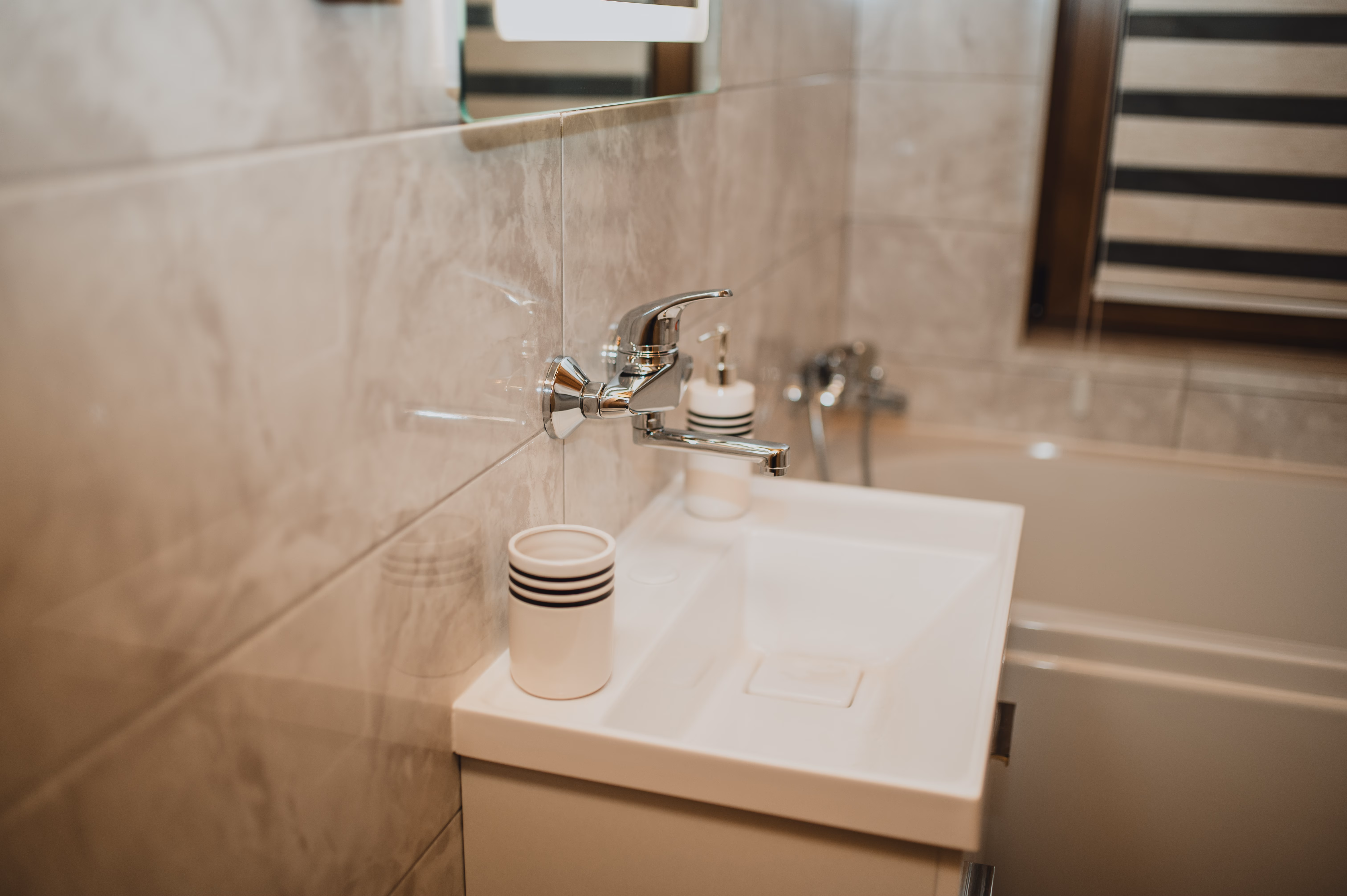 Suvremeni umivaonik s pločicama efekta mramora