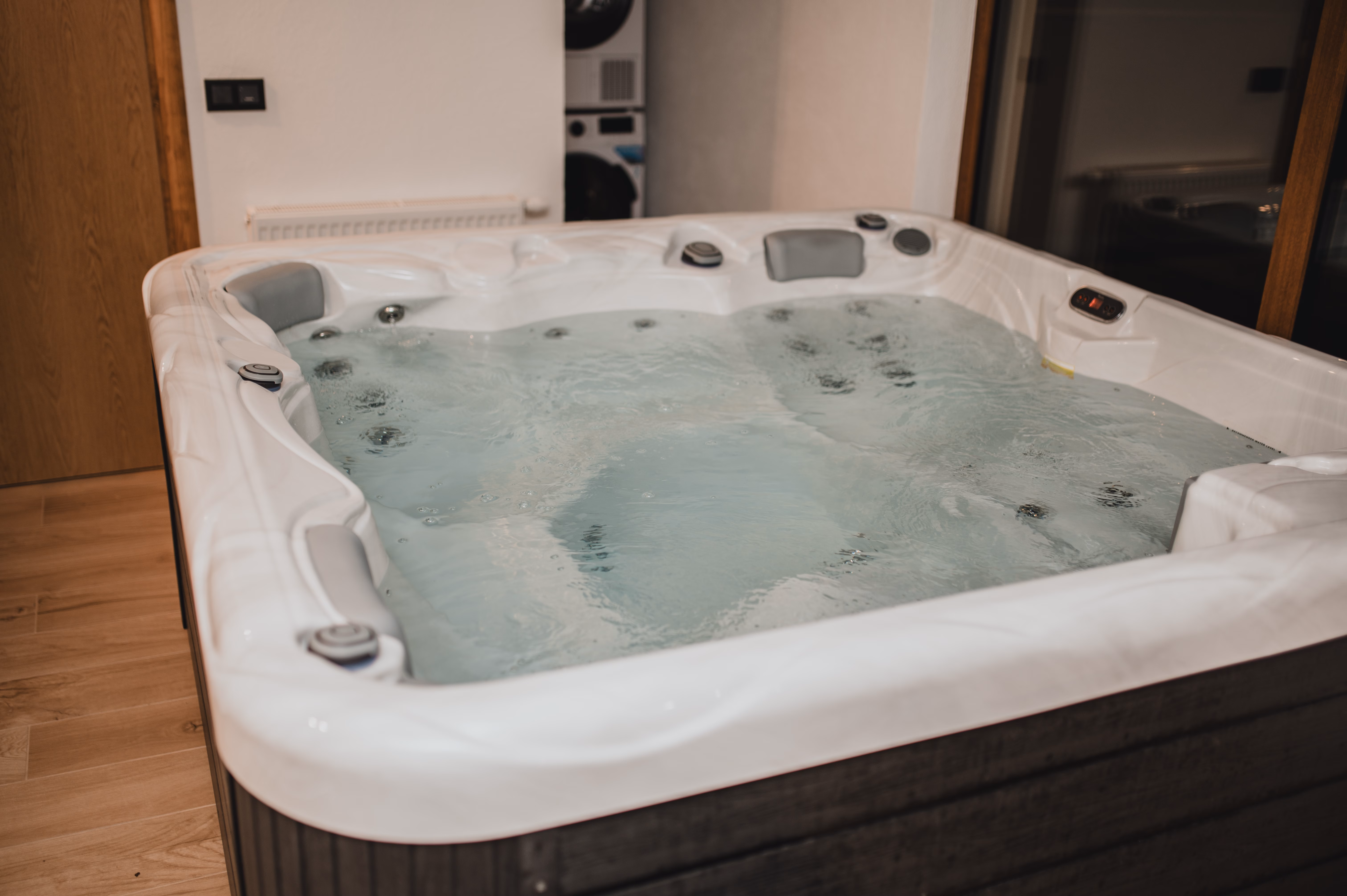 Unutrašnji jacuzzi s masažnim mlaznicama - spa iskustvo u Vili Presjenica