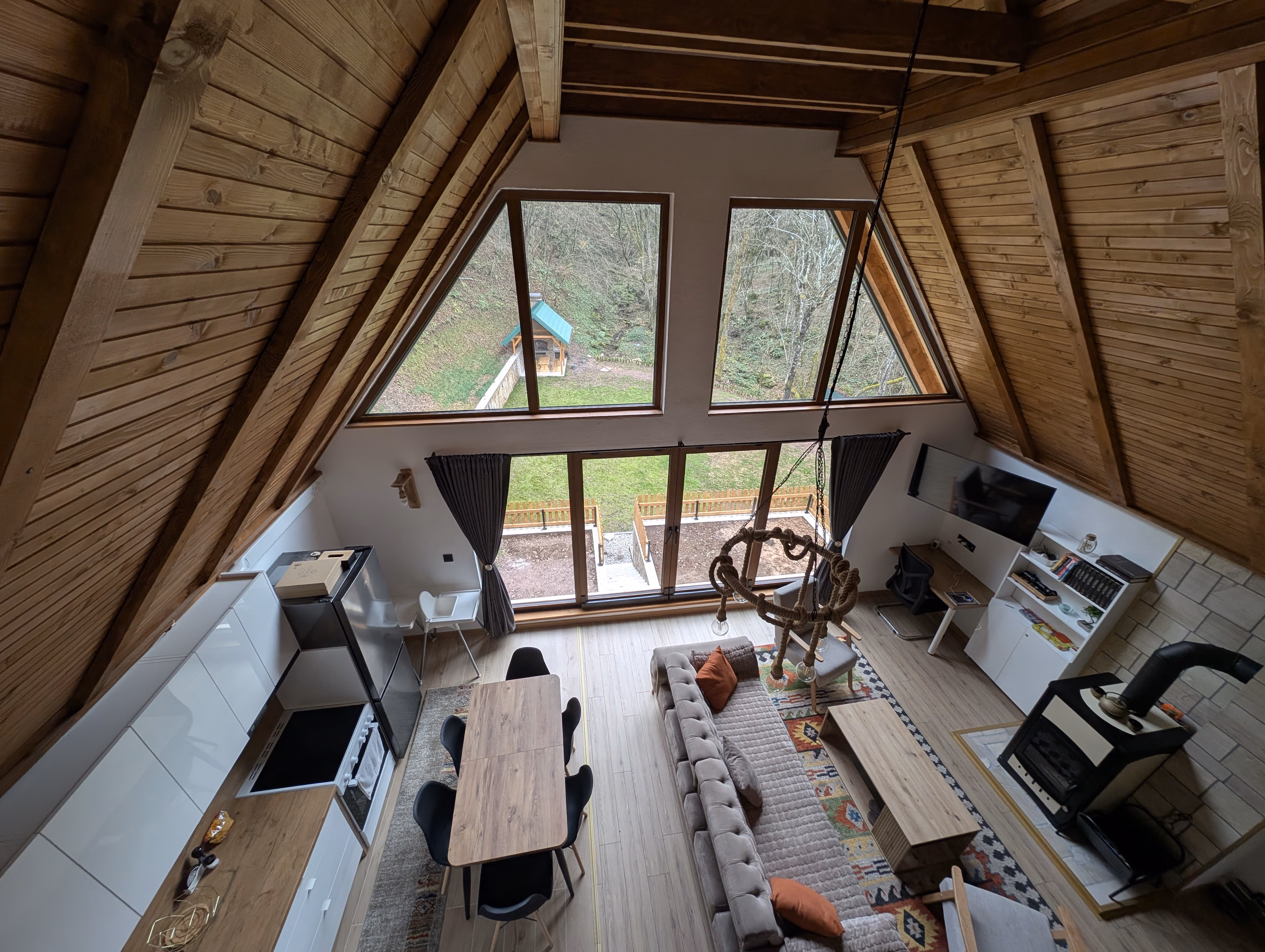 Dramatičan pogled s galerije koji prikazuje cijeli otvoreni A-frame interijer