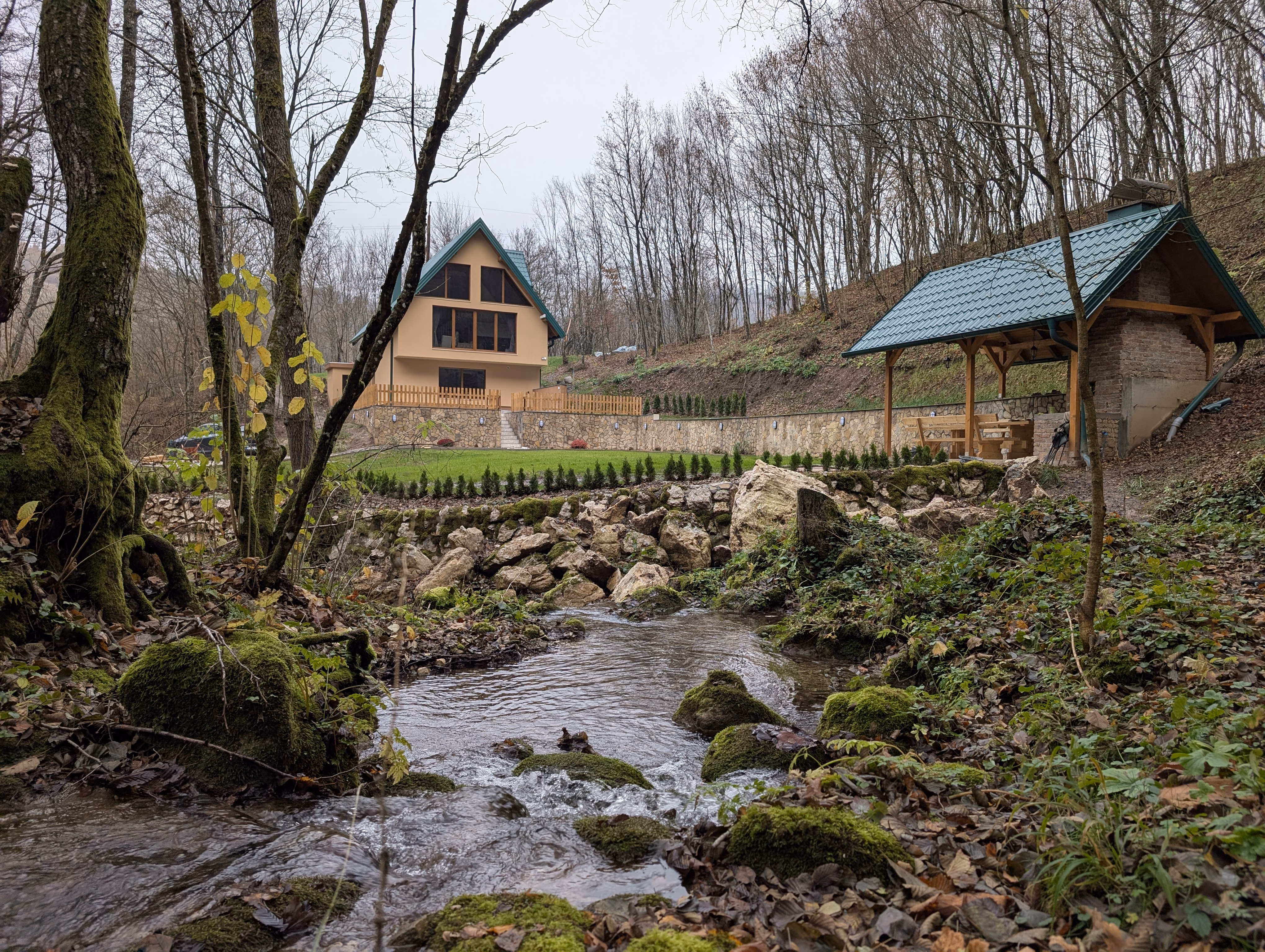 Vila Presjenica eksterijer - A-frame kuća pored planinskog potoka okružena šumom