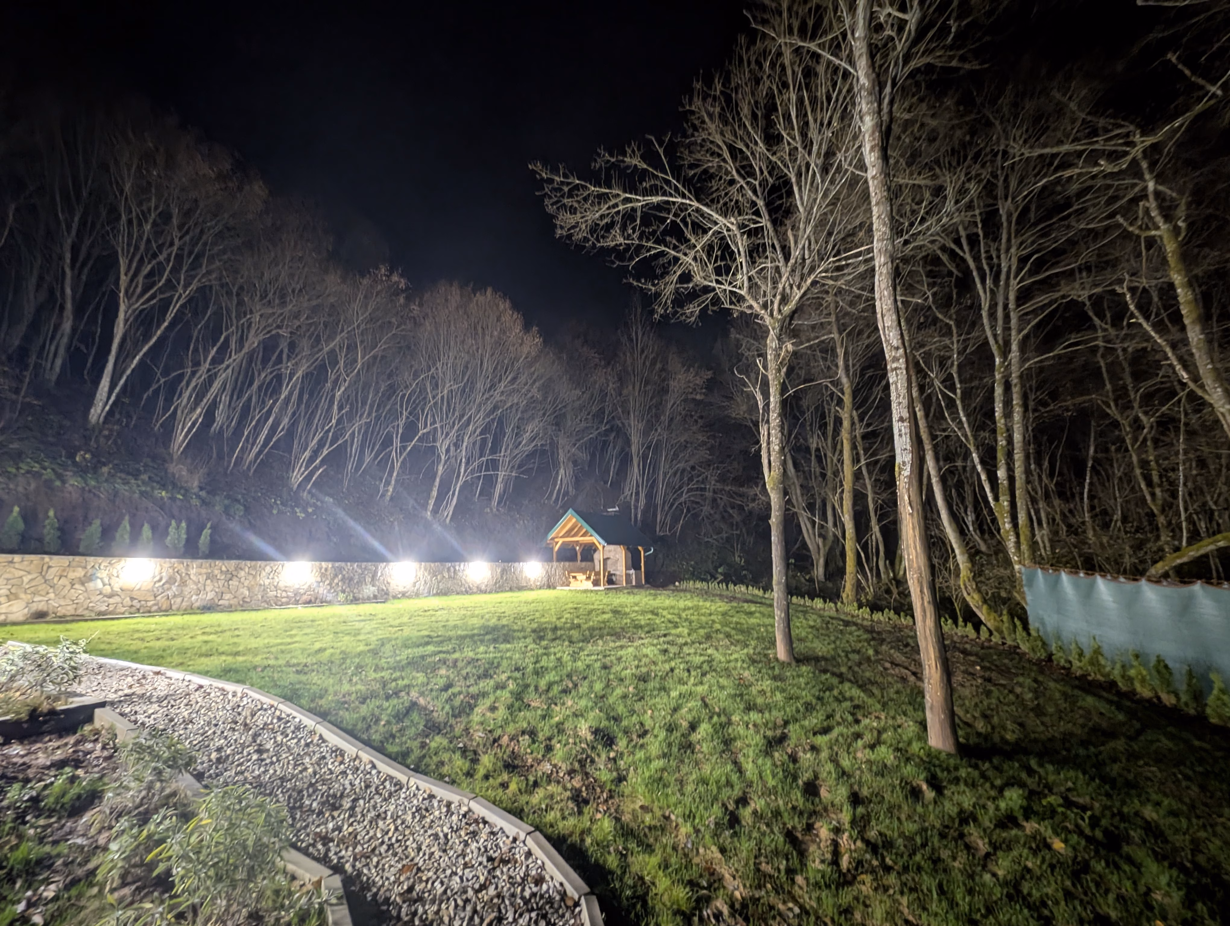 Vrt i sjenica noću s pejzažnom rasvjetom