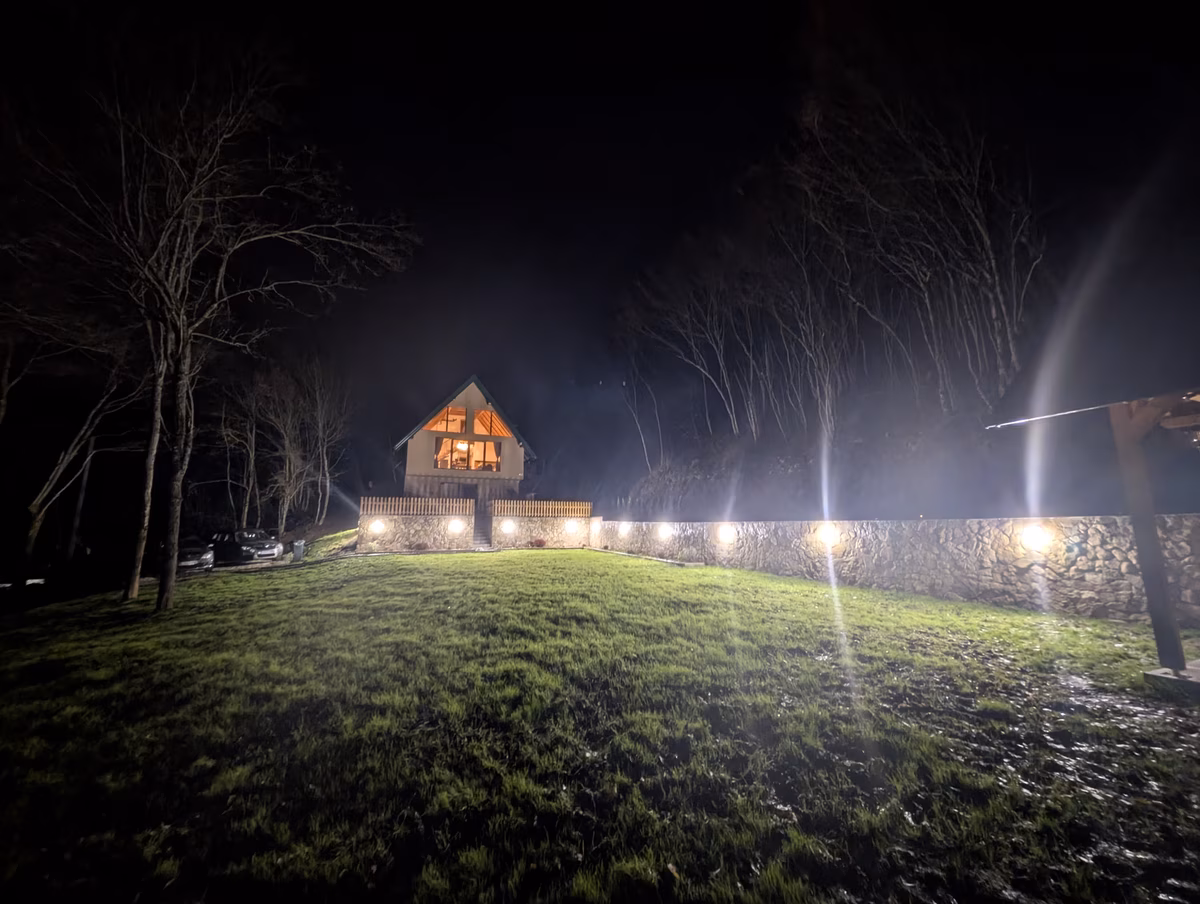 Vila Presjenica noću - osvijetljena fasada